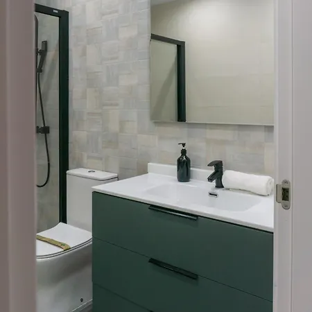 Urban Nook Apartment *